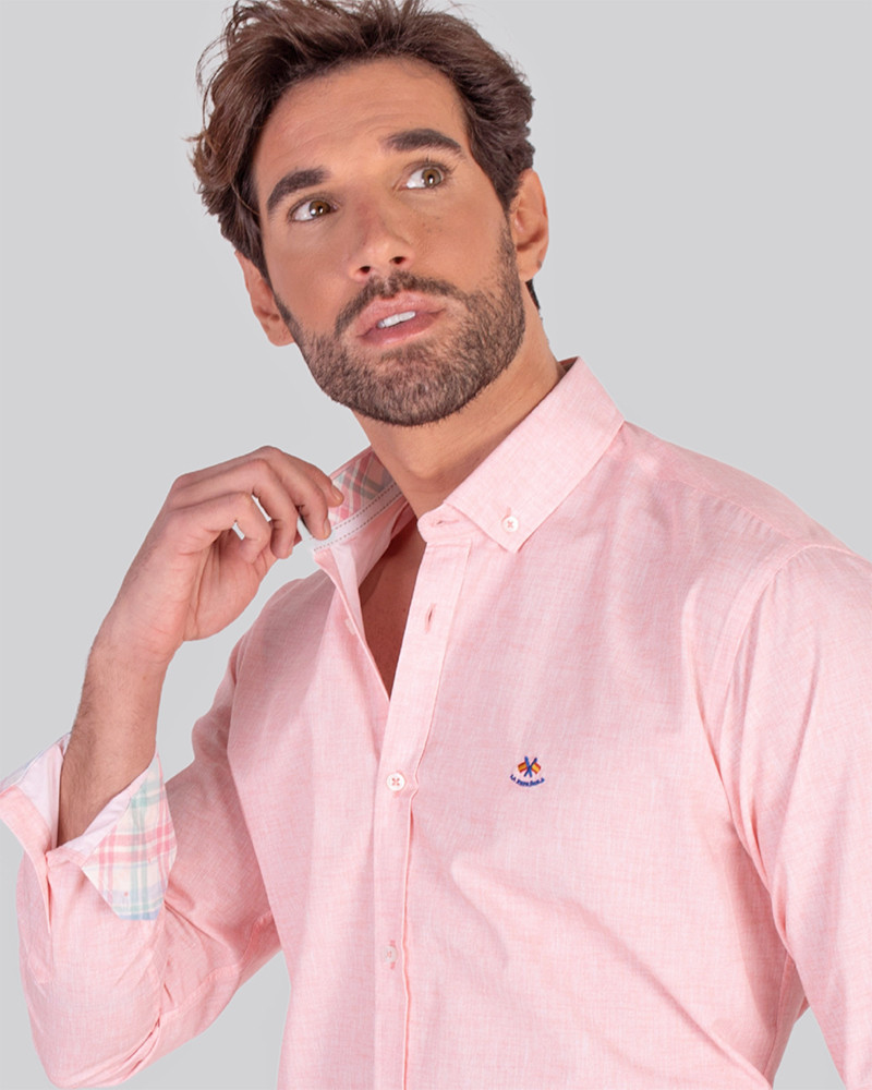Camisa algodón estampado en liso cuello botón con puño combinado coral serie 56134