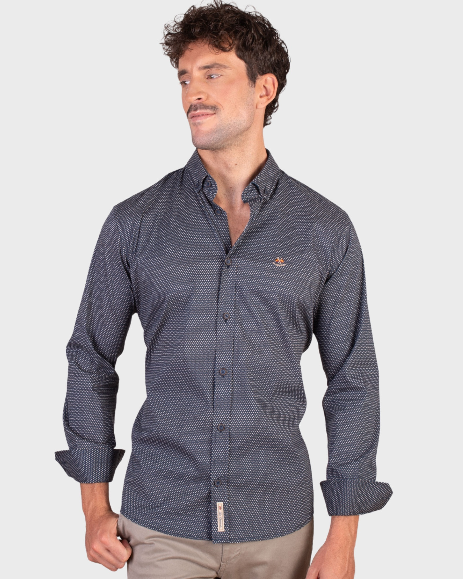 Serie 56320 camisa microestampada patrón semientallado cuello 305 color único