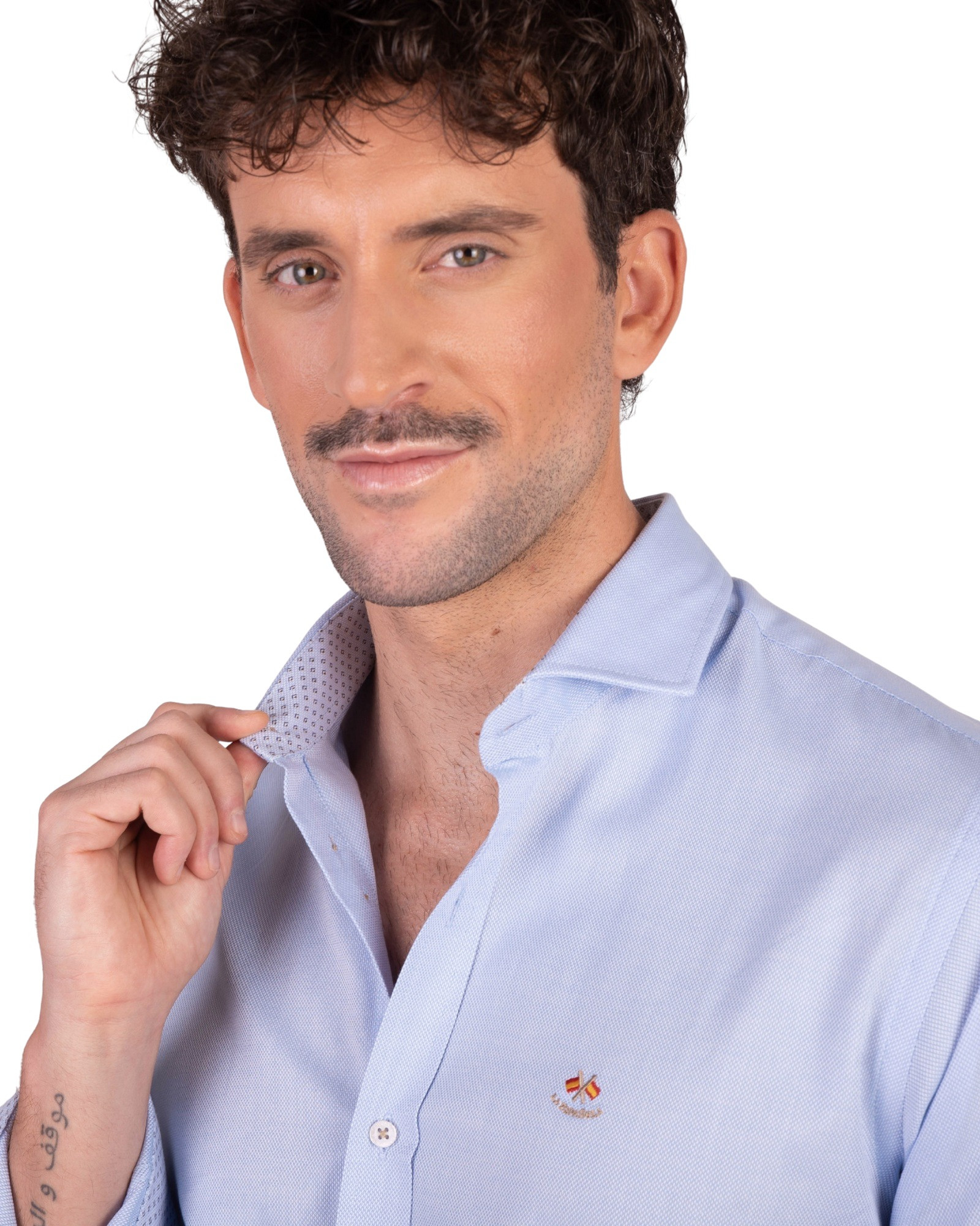 Serie 56301 Camisa algodón falso liso cuello italiano color azul