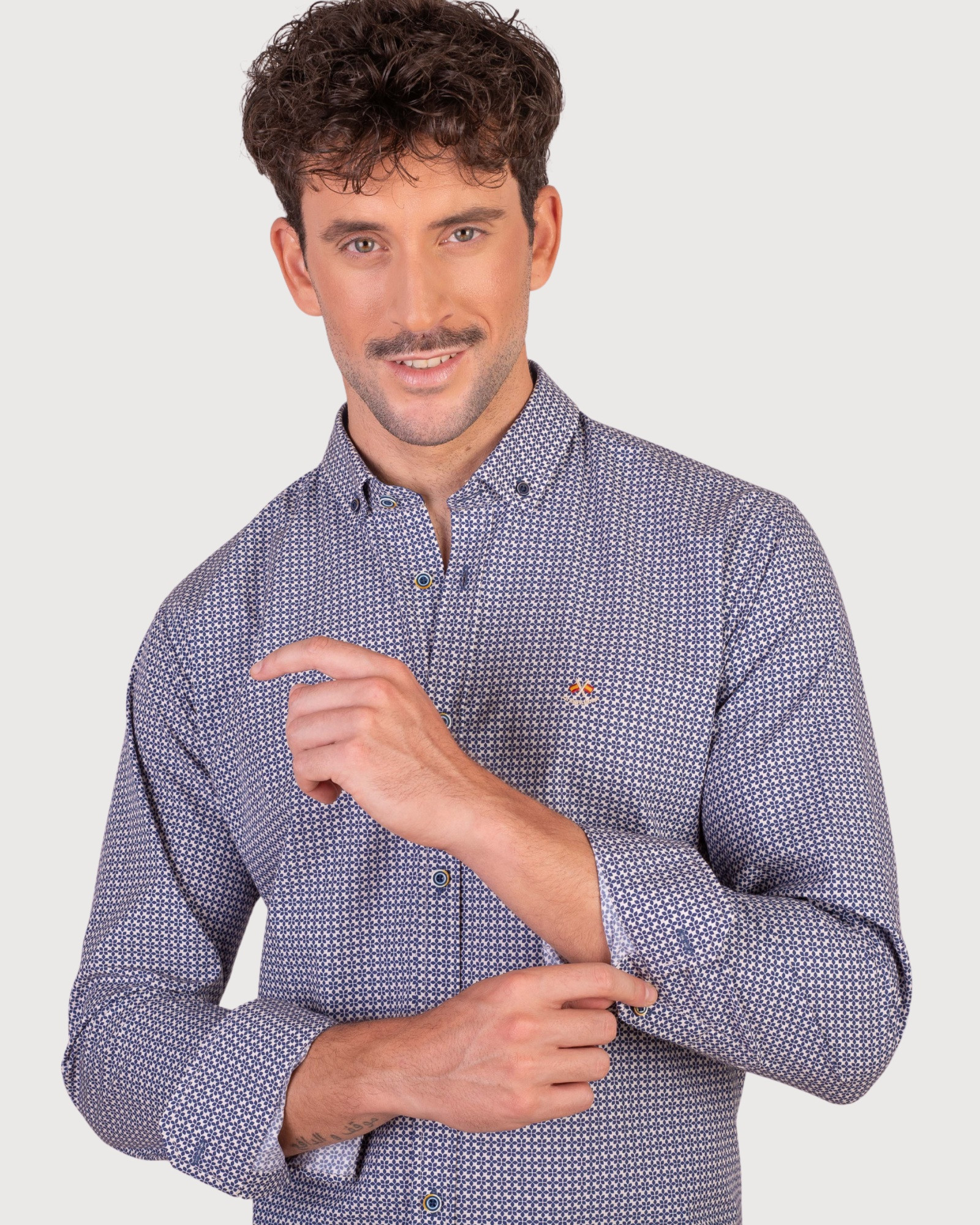 Serie 126307 camisa estampada patrón regular sin bolsillo cuello botón color único