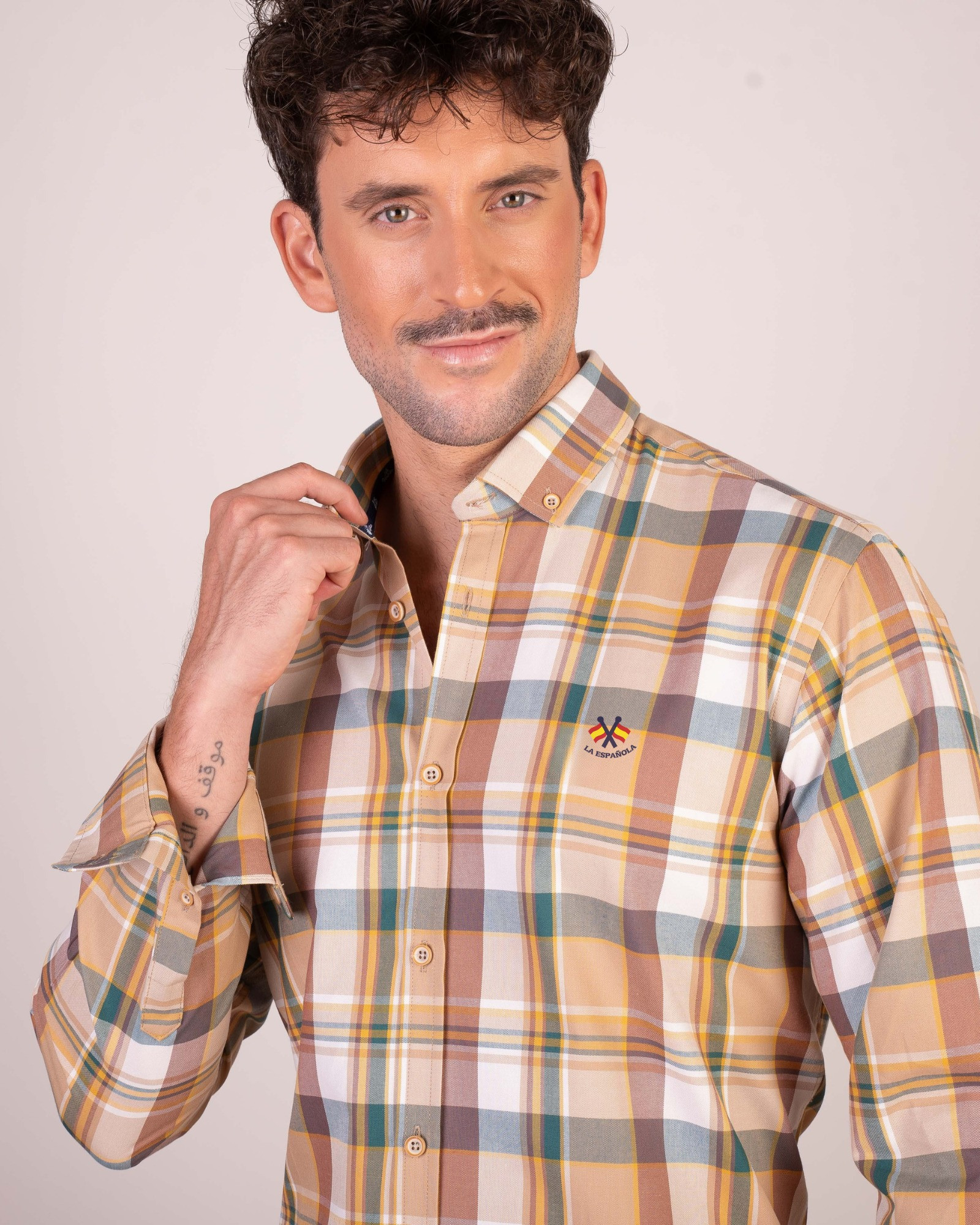 Serie 56408 Camisa algodón cuadros patrón semientallado cuello botón color único