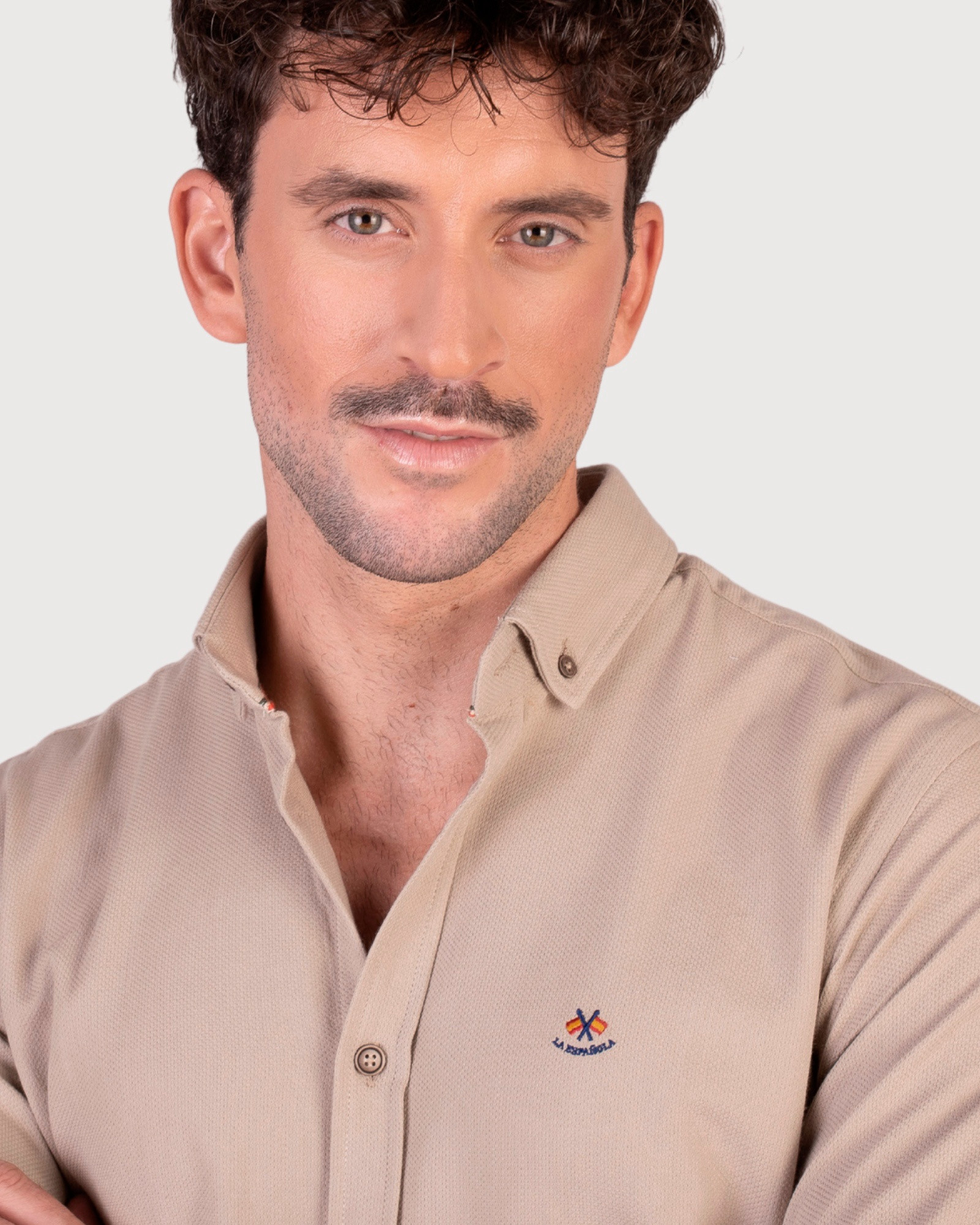 Serie 56302 Camisa algodón falso liso cuello botón color beige