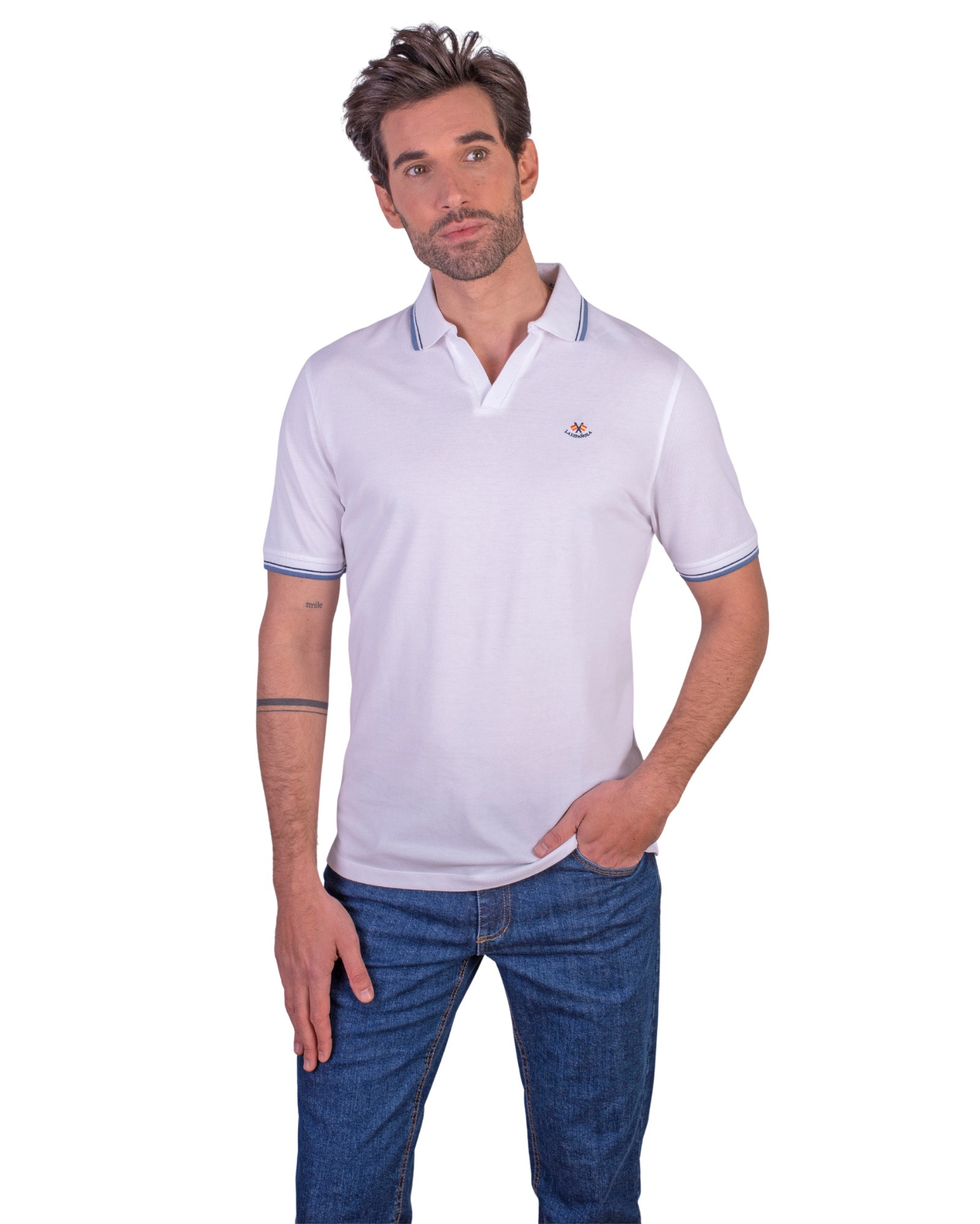 Polo manga corta liso granito cuello en V  blanco serie 10877