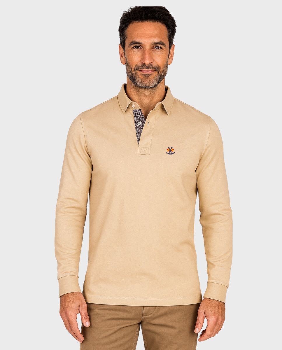 Serie 10906 Polo algódón básico cuello combinado color beige