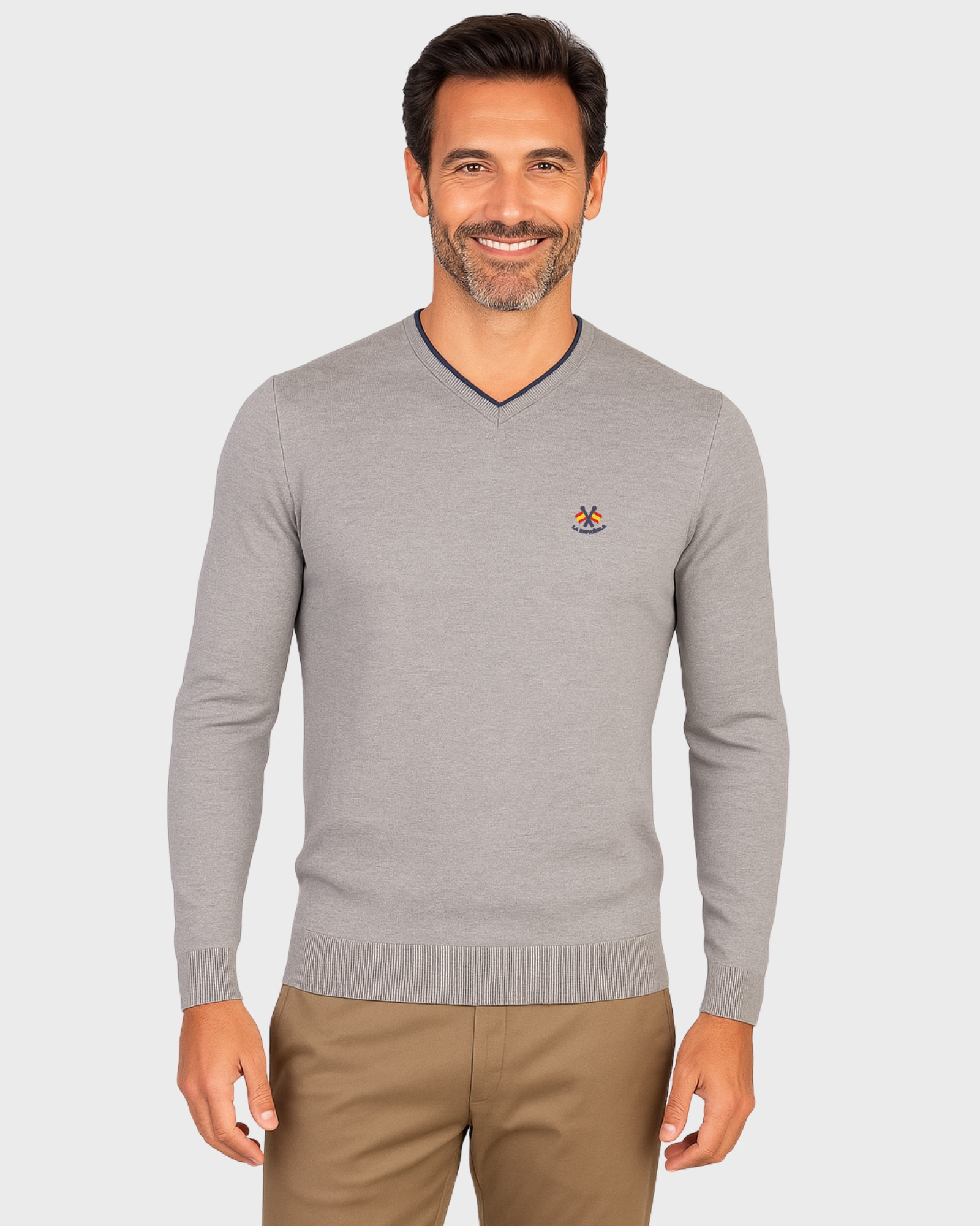 Serie 10916 Suéter básico cuello pico color gris