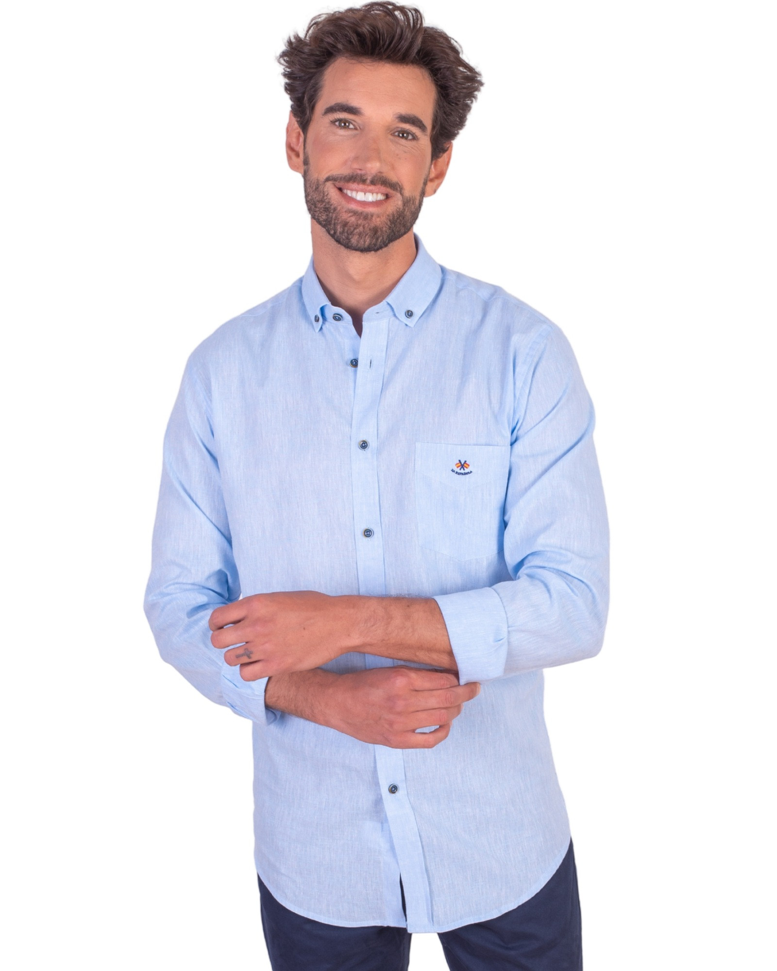 Serie 36141 Camisa algodón lino patrón regular con bolsillo, cuello botón color celeste